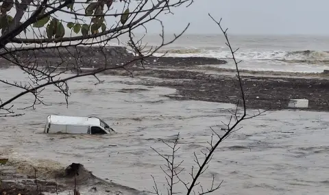 Събарят хотела, построен върху река в „Елените“ - 1