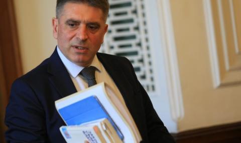 Данаил Кирилов зарадва съдебните охранители - 1