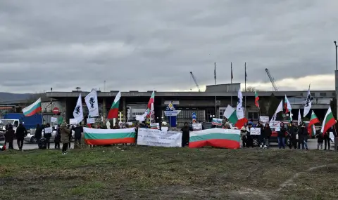 "Възраждане" блокира пристанище във Варна ВИДЕО - 1