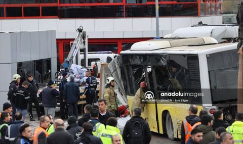 Деветнайсет души са ранени при сблъсък на трамвай и автобус в Истанбул - 1