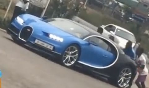 Bugatti Chiron закъса на пътя, пробваха да го запалят с бутане (ВИДЕО) - 1