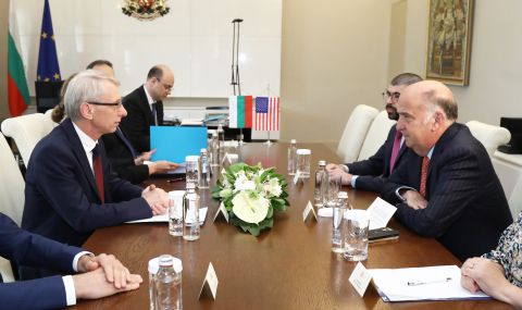 Николай Денков и Мария Габриел се срещнаха с посланиците на ЕС и САЩ в София - 1