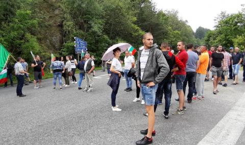 Жители на Калофер блокираха Подбалканския път, водата им – тиня - 1