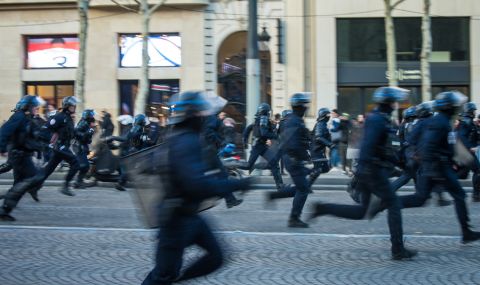 Ликвидираха мъж, нападнал полицаи в Париж - 1
