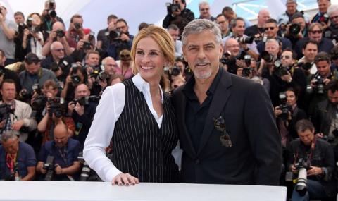 Хубавата Джулия награждава отличника Клуни - 1