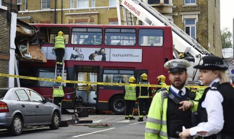 Двуетажен автобус се вряза в магазин в Лондон (СНИМКИ) - 1