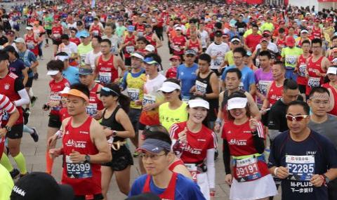 Китайски маратонци изумиха милиони по света с нетрадиционните си тренировки заради коронавируса (ВИДЕО) - 1