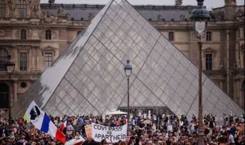 Хиляди протестираха във Франция срещу задължителната COVID ваксинация - 1