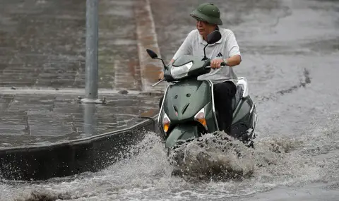 Проливни дъждове предизвикаха тежки наводнения във Виетнам - 1