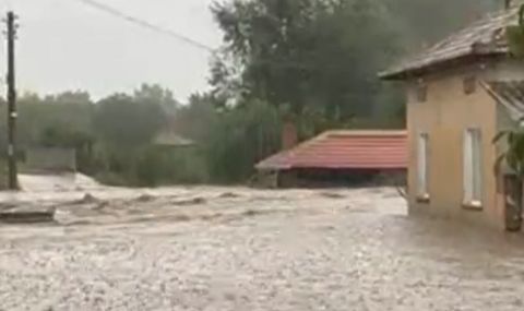 Река край Карлово наводни село, налага се евакуация на хора - 1