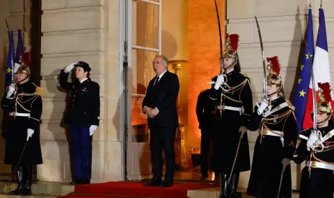 François Bayrou's government survives no-confidence vote  - 1