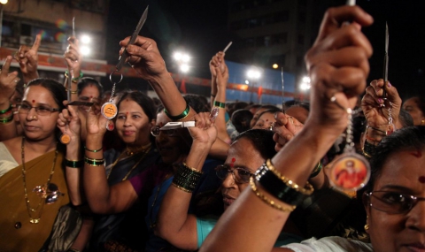 Жени в Индия получават ножове за самозащита - 1