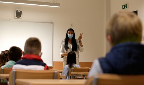 МОН: Учителите да носят маски в час, да се тестват всяка седмица - 1