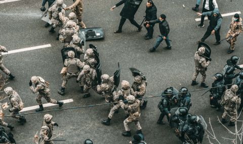 Лидер на протестиращите в Казахстан: Руски "миротворци" разстрелваха демонстранти - 1