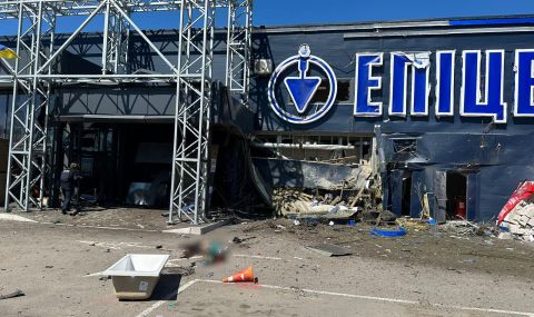 Русия уби цивилни граждани, пазаруващи от хипермаркет в Херсон - 1