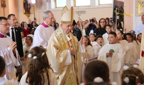 Папата даде първо причастие на 242 деца в Раковски - 1