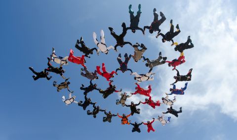 Поставиха нов рекорд за групов скок с парашут (ВИДЕО) - 1