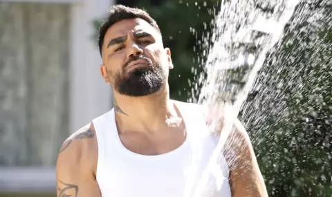 Азис отново провокира, награби нова гола жена в басейна (СНИМКИ) - 1