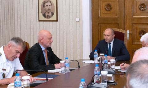 Министър Тагарев и Румен Радев обсъдиха как да се спре отливът на военни и да се модернизира армията  - 1