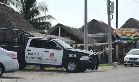 Наркокартели палиха автомобили и блокираха пътища в погранични градове в Мексико  - 1