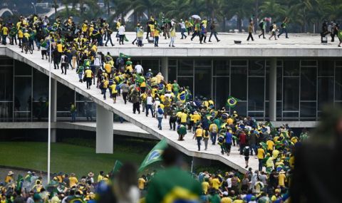 Противници на Лула да Силва нападнаха президентския дворец в столицата на Бразилия - 1