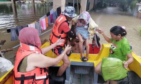 Филипини: Най-малко 121 души са загинали в свлачища и наводнения - 1