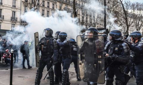 Нова вечер на протести и сблъсъци в Париж заради пенсионната реформа - 1