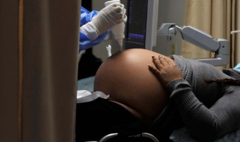 ЧСИ тормози бременна в родилното - 1
