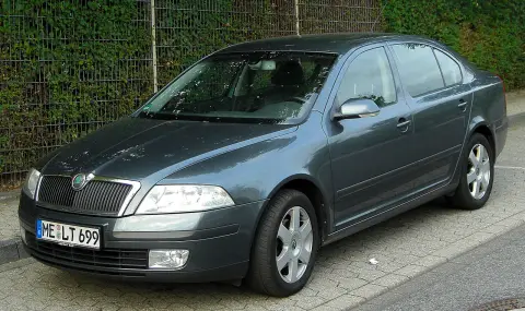 Skoda Octavia II: Как да отворите капачката на резервоара без ключ - 1