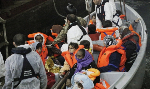 Над 120 емигранти спасени край Италия - 1
