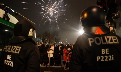 Двама загинали и няколко ранени при инциденти с фойерверки за Нова година в Германия - 1