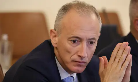 Красимир Вълчев иска учебните занятия да почват по-късно. Забраната за телефони в клас влиза в сила от ноември - 1