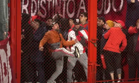 Трима загинали и над 200 са ранени при сблъсъци между фенове в Аржентина - 1