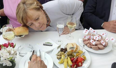 Меркел води със стабилна преднина - 1