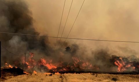 Трима души загубиха живота си в горските пожари в Гърция - 1