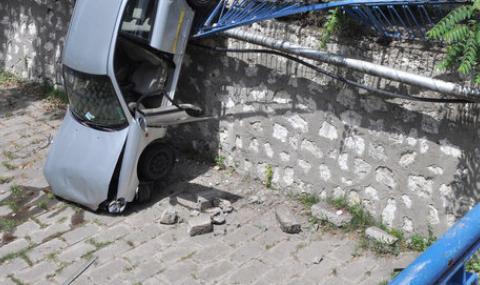 Лека кола падна в канала на реката в Хасково - 1