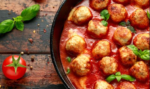 Рецепта за вечеря: Безмесни кюфтета с апетитен доматен сос - 1