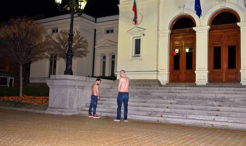 Скандални рапъри уринираха пред парламента (Видео) - 1