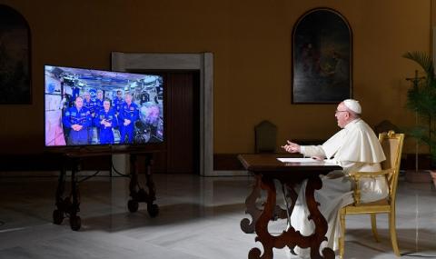 Папа Франциск говори с Космоса (СНИМКИ) - 1
