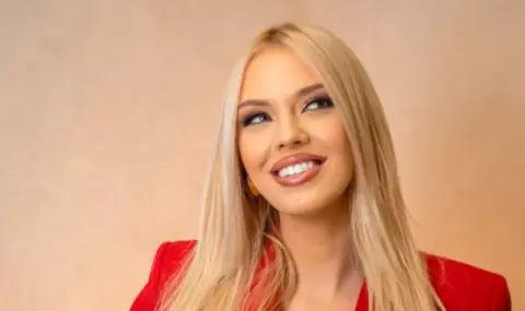 Натали Трифонова заведе сина си на първия му плаж в Гърция (СНИМКА) - 1