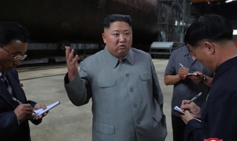 Ким Чен Ун инспектира нова подводница - 1