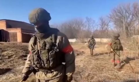 Оператор засне как руски сапьори търсят мини, вървейки пред тях - 1