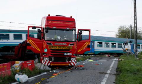Трагедия в Италия! Влак се заби в ТИР - 1