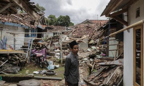  Най-малко 321 души са станали жертва на земетресението в Индонезия - 1