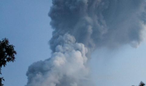 Най-активният вулкан в Индонезия изригна - 1