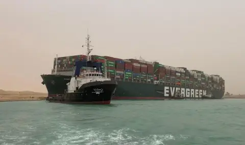 Под обстрел в Червено море! Световната търговия спада с 1,3% заради атаките срещу търговски кораби  - 1
