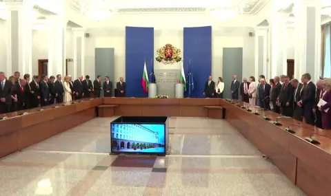 Служебните министри предадоха властта на членовете на редовния кабинет
