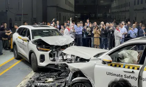 Присъствахме на брутална катастрофа между два китайски „джипа“, за да ни докажат колко са безопасни (ВИДЕО) - 1