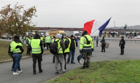 Протести блокираха магистрали във Франция - 1