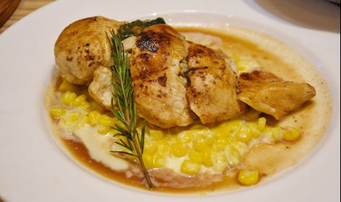 Рецепта на деня: Ароматни пилешки бутчета, пълнени с гъби и сирена - 1